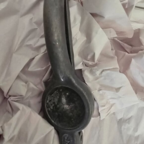 Heavy-Duty Metal Lemon Squeezer  Manual Citrus Juicer Press - Picture 2 of 3